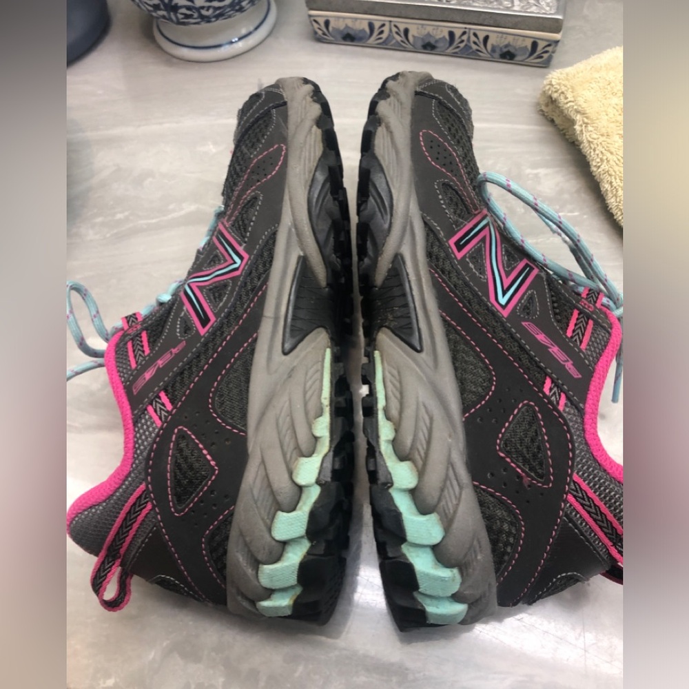 NEW BALANCE tennis shoes women’s Size 8.5 Gray, Teal & hot pink. Make Offer 😊🎁